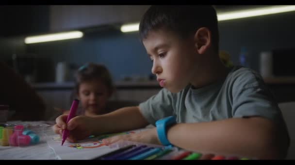 Menino Bonito Sentado Mesa Desenhando Papel Brincando Casa Infância Criatividade — Vídeo de Stock