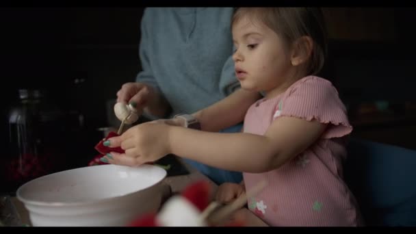 Kislány Segít Anyjának Gombát Tenni Nyársra Nagy Bulira — Stock videók