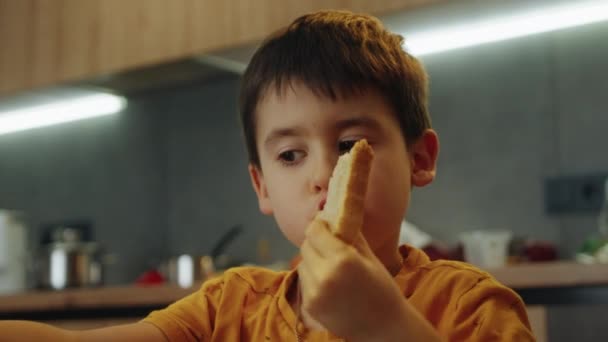 Πεινασμένο Παιδί Τρώει Μια Φέτα Λευκό Κάθεται Στην Καρέκλα Στην — Αρχείο Βίντεο