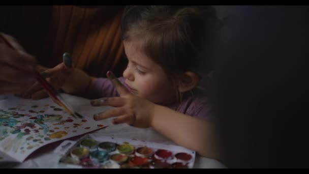 Bonito Adorável Caucasiano Menina Pintura Papel Com Dedos Divertindo Estilo — Vídeo de Stock