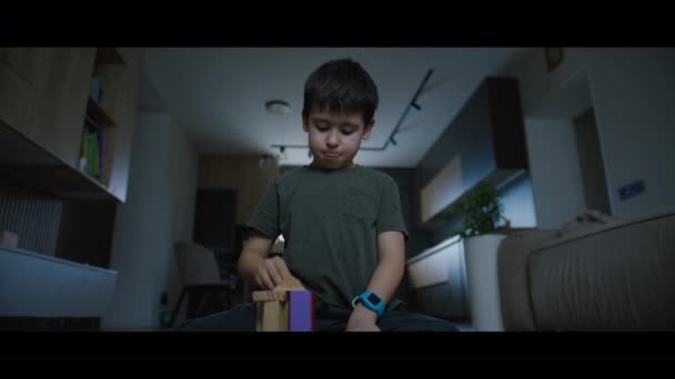 Biały Chłopiec Bawiący Się Podłodze Ratując Zabawną Wieżę Budowlaną Kolorowych — Wideo stockowe