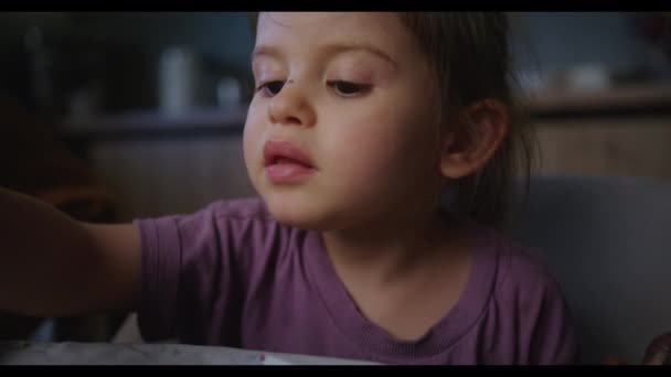 Маленькая Девочка Рисует Пальцами Разные Цвета Бумаге Творческая Воображаемая Концепция — стоковое видео