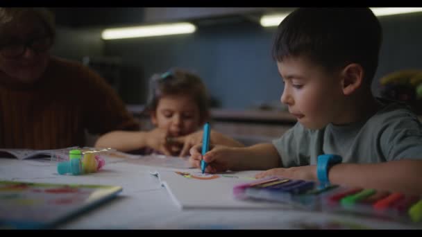 Abuela Niños Pequeños Dibujando Pintando Sobre Papel Con Lápices Colores — Vídeos de Stock