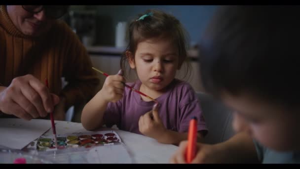 Alla Scrivania Bambina Sua Nonna Dipingono Con Dita Una Famiglia — Video Stock