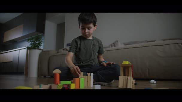 Mały Chłopiec Kaukaski Bawi Się Kolorowymi Drewnianymi Klockami Ciesząc Się — Wideo stockowe