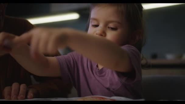 Enfant Tout Petit Fille Trempant Ses Doigts Dans Des Boîtes — Video