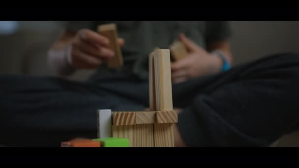 Childs Doma Hraje Dřevěnými Stavebními Kameny Děcko Batolete Staví Podlahu — Stock video