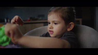 Küçük kız evde oturup kardeşiyle kinetik kumla oynuyor. Yüksek kaliteli video