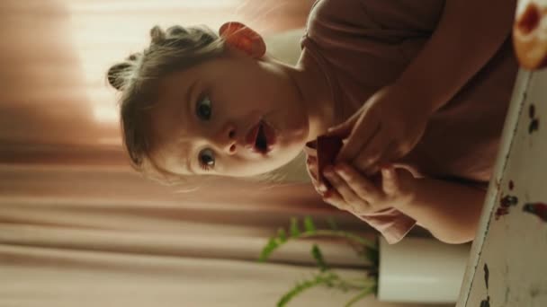 Όμορφο Χαριτωμένο Κοριτσάκι Τρώει Μήλο Φρούτα Κάθεται Μια Ψηλή Καρέκλα — Αρχείο Βίντεο
