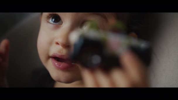 Schattig Kind Meisje Tonen Auto Speelgoed Aan Camera Tijdens Het — Stockvideo