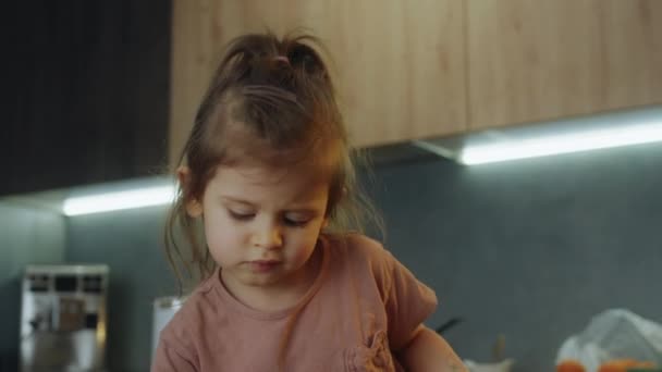 Happy Τριών Ετών Κοριτσάκι Τρώει Ψωμί Φέτα Ενώ Παίζει Αυτοκίνητα — Αρχείο Βίντεο