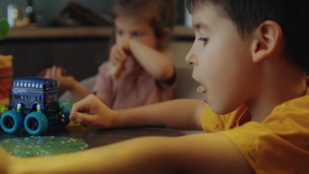 Küçük Çocuk Bir Sürü Renkli Plastik Oyuncakla Oynuyor Kız Kardeşinin — Stok video