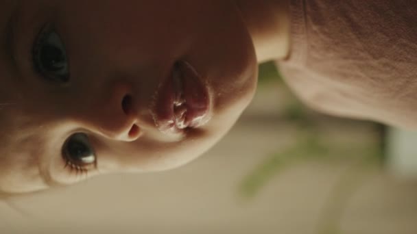 Pandangan Dekat Dari Seorang Gadis Kecil Mengunyah Diberi Makan Dengan — Stok Video
