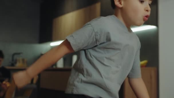 Очаровательный Мальчик Веселым Выражением Лица Жестикулирующий Руками Играющий Смешную Детскую — стоковое видео