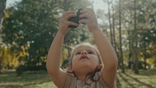 Kleine Tochter Und Mutter Spielen Park Auf Dem Rasen Und — Stockvideo