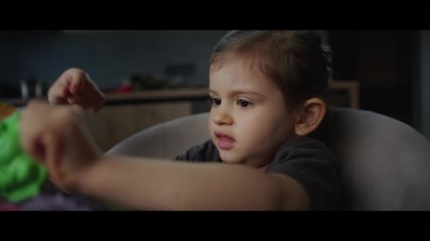 Het Kleine Meisje Zit Thuis Aan Tafel Speelt Met Kinetisch — Stockvideo