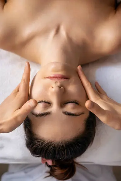 Vue Dessus Jeune Femme Obtenant Traitement Massage Spa Salon Spa — Photo