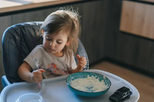Милая Маленькая Девочка Наслаждается Едой Каши Завтрак Аппетитом Вкусно — стоковое фото