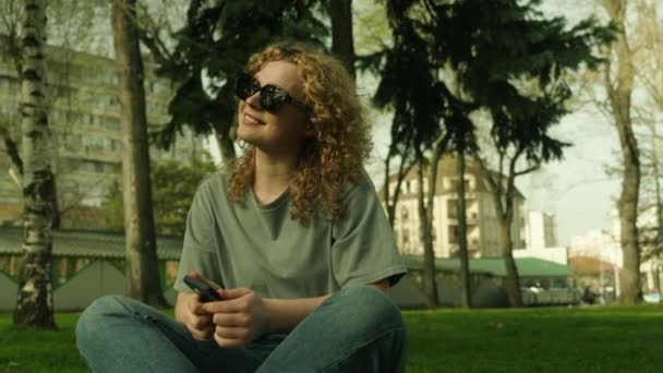 自由的女人 卷曲的头发微笑在暑假公园里 夏天戴太阳镜的脸庞姑娘 — 图库视频影像