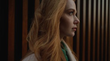 Kasabanın eski sokağında duran çekici bir kadının yan görüntüsü..