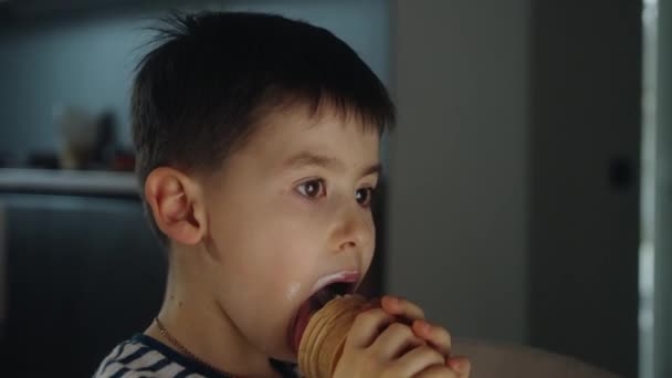 Vista Cerca Niño Comiendo Helado Cono Sentado Casa Niño Pequeño — Vídeos de Stock