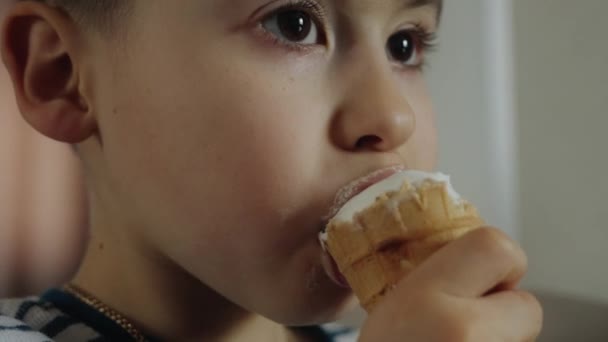 Щасливий Хлопчик Їсть Ванільне Морозиво Відкритому Повітрі Вдома Відпустці Дитина — стокове відео
