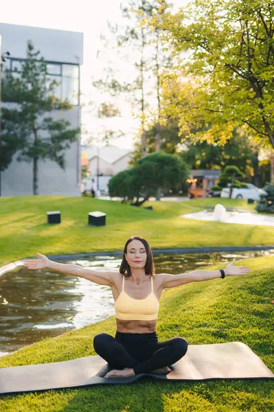 Spor Taytlı Üstsüz Yetişkin Bir Kadının Halka Açık Parkta Güneşin Telifsiz Stok Fotoğraflar