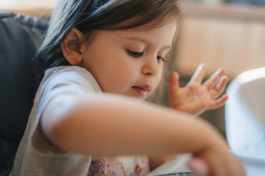 Küçük kız pirinç lapası yiyor. Lapalı kase. Çocuklar için sağlıklı yiyecek ya da kahvaltı kavramı.