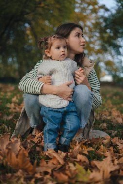 Anne, sonbahar boyunca kızıyla birlikte. Aile ilişkileri kavramı