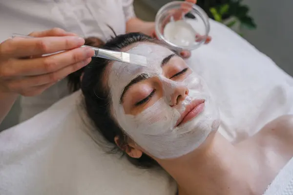 Mujer Recibiendo Cuidado Facial Por Esteticista Salón Spa Mascarilla Descamación Fotos De Stock Sin Royalties Gratis