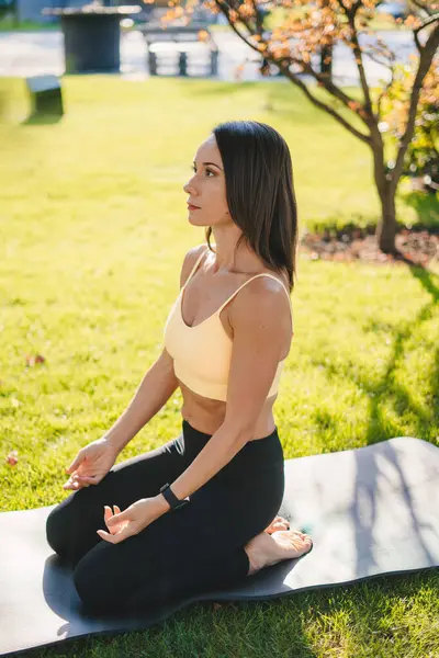 Mujer Morena Caucásica Usando Ropa Deportiva Haciendo Ejercicio Yoga Naturaleza Imágenes De Stock Sin Royalties Gratis