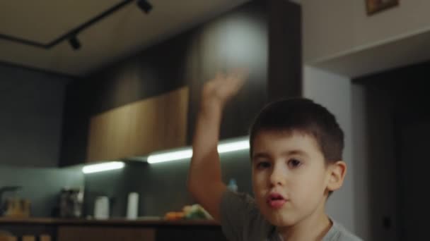 Fiú Játszik Egy Képzeletbeli Játékot Egyedül Gesztikulál Magabiztossággal Beszél Mozog — Stock videók