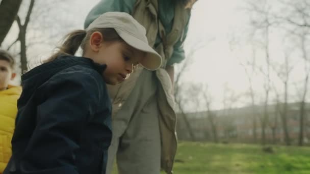 Мати Дочка Єднуються Осінній День Досліджуючи Природний Парк — стокове відео