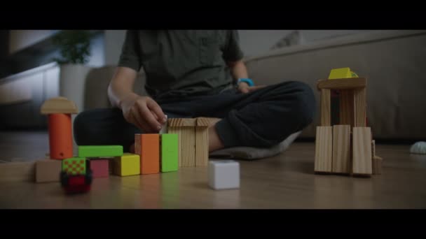 Kleine Jongen Spelen Met Houten Speelgoed Vloer Plezier Hebben Samen — Stockvideo