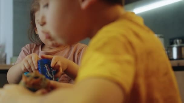 Sevimli Küçük Kız Oğlan Hafta Sonları Evdeki Masada Arabalarla Oynuyorlar — Stok video