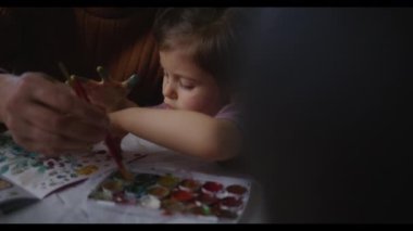 Sevgili büyükannem evde küçük bir torunla resim çiziyor. Küçük çocukla eğlenceli öğrenme aktiviteleri