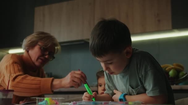 Gode Småbarn Som Maler Akvareller Markører Hjemme Sammen Med Bestemor – stockvideo