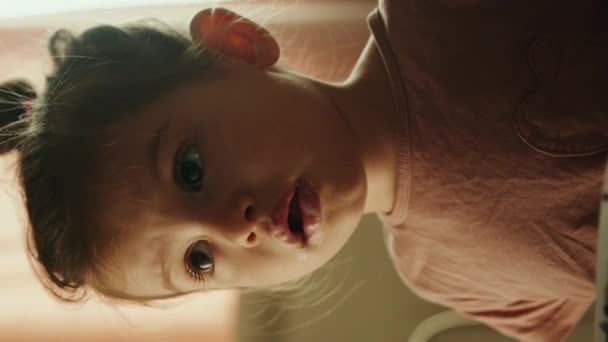 Söta Barn Med Smutsig Mun Efter Att Ätit Sitter Barnstol — Stockvideo