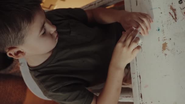 Malý Chlapec Dělá Domácí Dekorace Zatímco Sedí Stolu Děti Jsou — Stock video