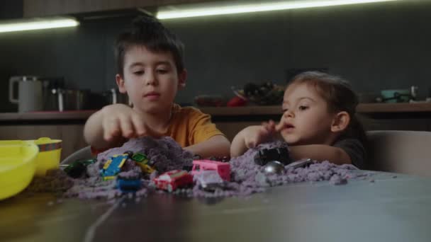 Μπροστά Βλέπουμε Δύο Δημιουργικά Παιδιά Φτιάχνουν Φιγούρες Από Κινητική Άμμο — Αρχείο Βίντεο