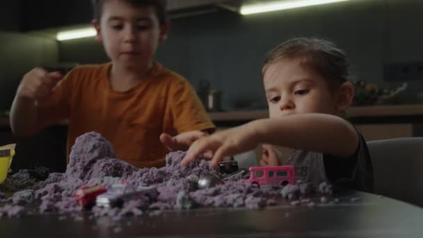 Χαριτωμένο Χαρούμενο Καυκάσιο Αγόρι Και Κορίτσι Που Παίζει Κινητική Άμμο — Αρχείο Βίντεο
