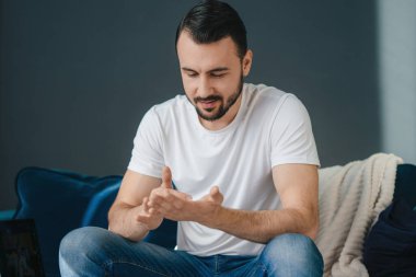 Bin yıllık yakışıklı adam yanaklarına nemlendirici krem sürmeye hazır. Cilt bakımı yapan genç adam sabah rutini.