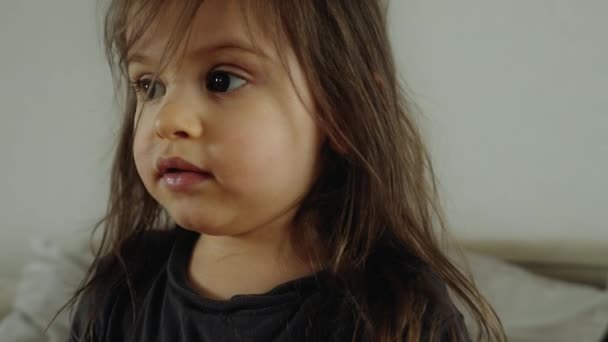Imádnivaló Aranyos Kis Gyermek Gir Kanapén Otthon Körülnéz — Stock videók