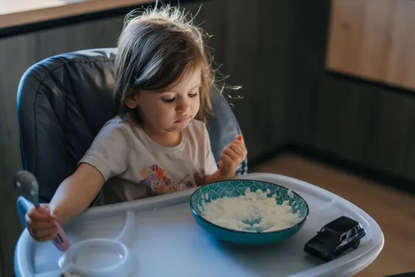 Hongerige Kleine Schattige Meisje Eten Pap Uit Kom Het Ontbijt Rechtenvrije Stockfoto's