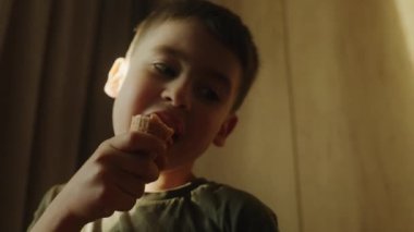 Çocuklar dondurma yiyor, biri külahlı, biri çubuklu. Kadın oğlanın dişlerini fırçalamasına yardım ediyor. Sonu, dişlerini fırçalayan, diş temizliğini destekleyen çocukları gösteriyor.