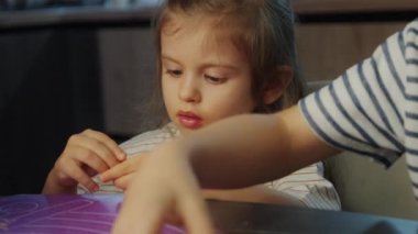 Büyüleyici bir zanaat faaliyeti içinde olan çocuklar, yaratıcılıklarını ve konsantrasyonlarını keşif yoluyla sergiliyorlar.