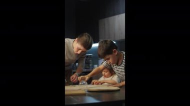 Neşeli bir aile, birlikte yemek pişirmekle meşgul. Mutfaktaki değerli aşk ve yaratıcılık anlarını paylaşıyorlar.