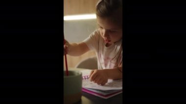 Rahat ve ilham verici bir ortamda, genç bir çocuk resim ve çizimin zevkine kendini tamamen kaptırır.