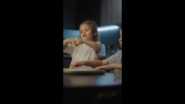 İlgili bir ebeveynle yemek pişiren, yaratıcılığı önemli ölçüde arttıran ve aile bağlarını derinleştiren bir çocuk.