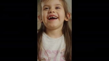 Neşeli ve mutlu bir çocuk, masumiyetlerini ve doğal meraklarını göstererek heyecan ve neşe ifade eder.